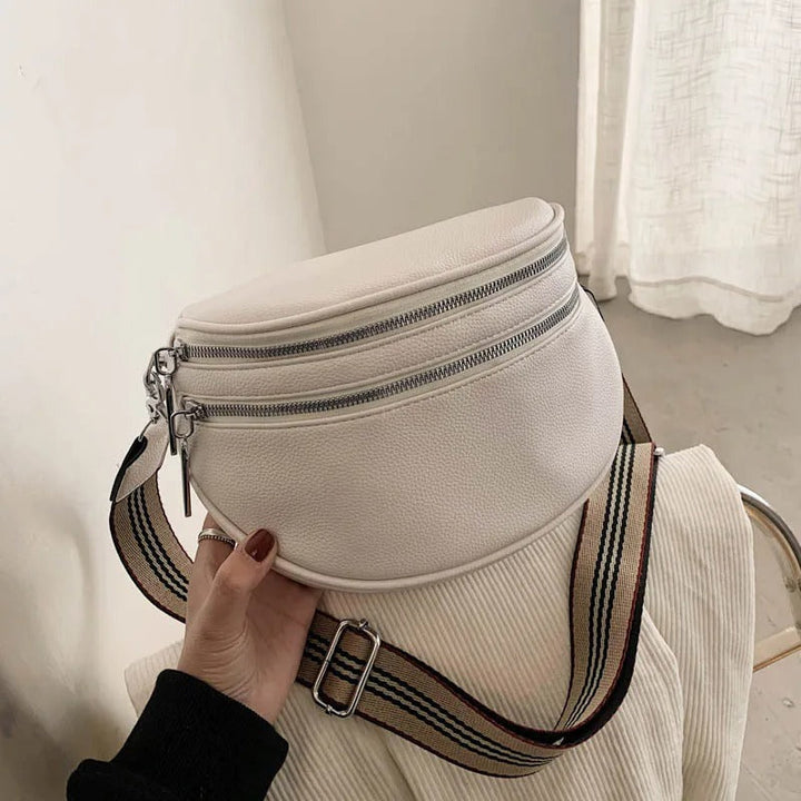 Weiße Leder-Bauchtasche mit Reißverschluss und gestreiftem Schultergurt, modisch und praktisch.