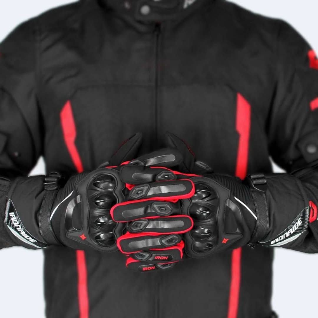 Schwarze Motorradjacke und Handschuhe mit roten Akzenten, Schutzkleidung für Motorradfahrer.