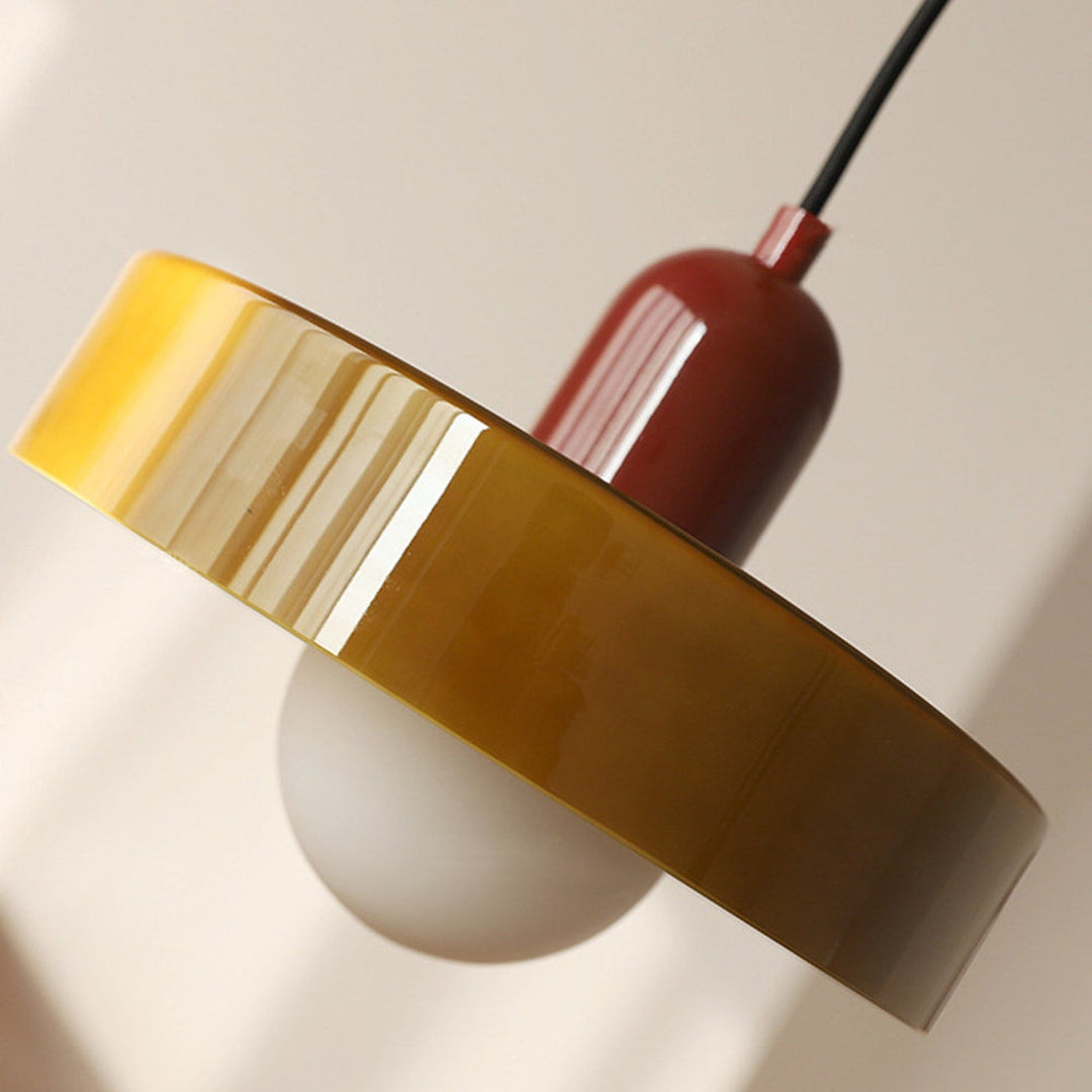 Moderne Hängelampe aus Glas, gelb-braun, minimalistisches Design, Innenbeleuchtung.