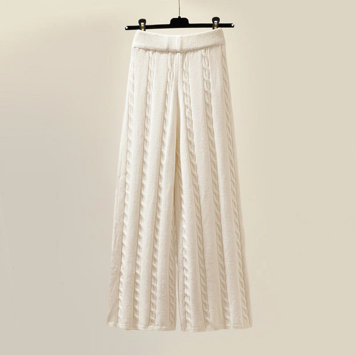 Weiße Damenhose, Strickmuster, weites Bein, modisch, bequem, elegant, Freizeitkleidung.