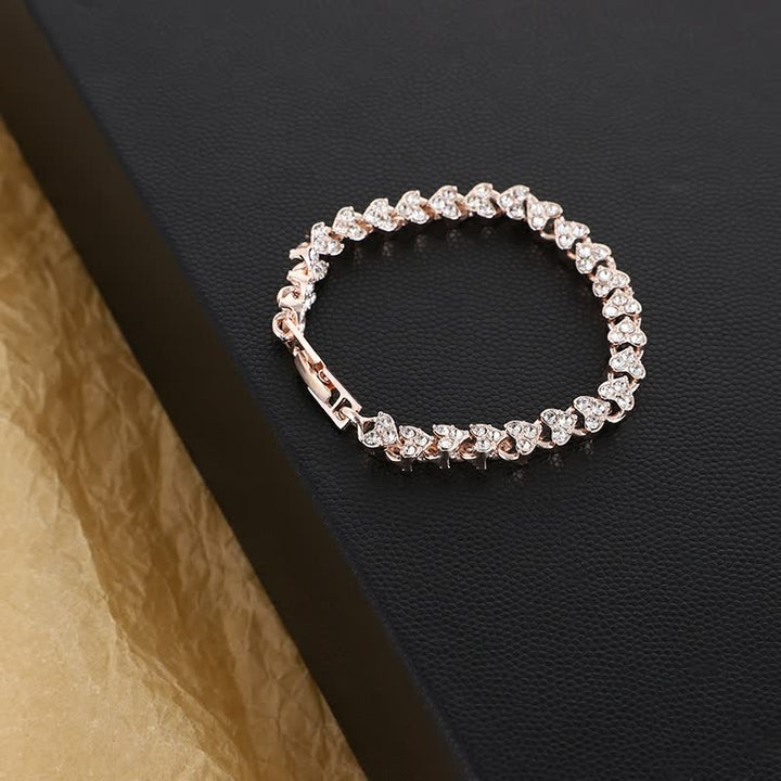 Goldenes Armband mit Diamanten, elegantes Schmuckstück, luxuriöses Design, Geschenkidee.