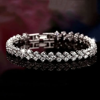 Luxuriöses Diamantarmband, Silber, funkelnd, elegantes Schmuckstück, Abendmode, Damenaccessoire.
