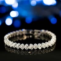 Diamantarmband, funkelnd, Silber, elegantes Schmuckstück, luxuriös, Geschenkidee, Damenaccessoire.