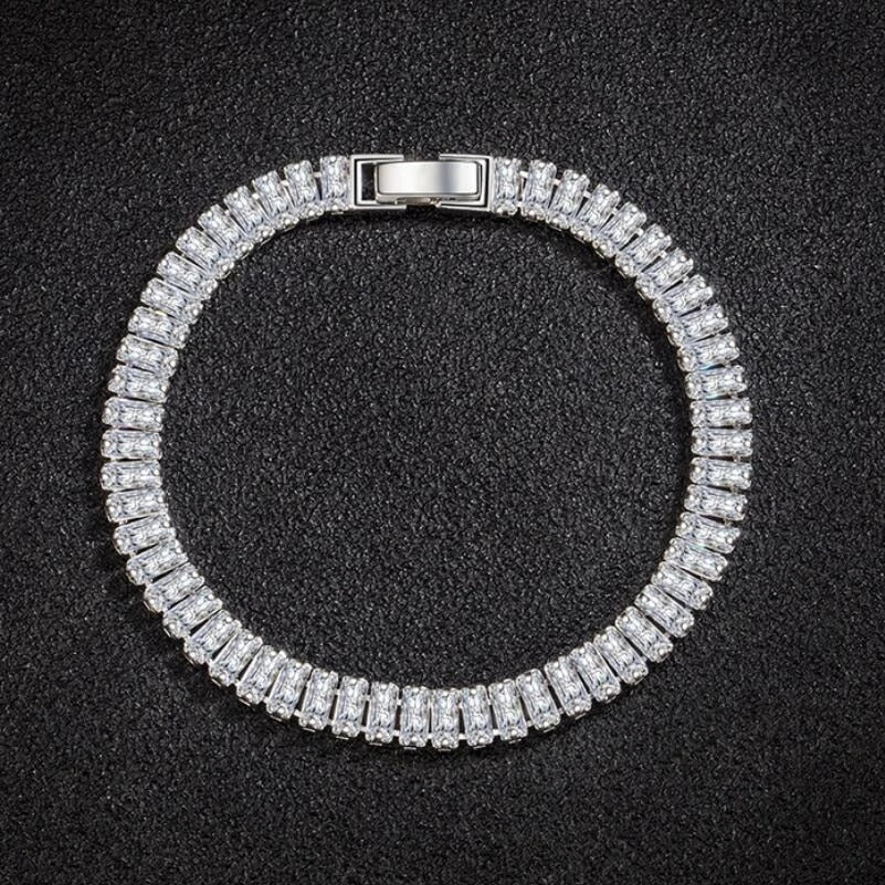 Luxuriöses Tennisarmband, Silber, Zirkonia, funkelnd, elegantes Schmuckstück, Damenaccessoire.
