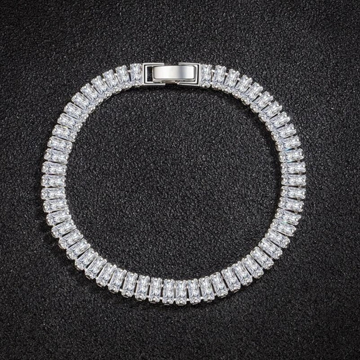 Luxuriöses Tennisarmband, Silber, Zirkonia, funkelnd, elegantes Schmuckstück, Damenaccessoire.