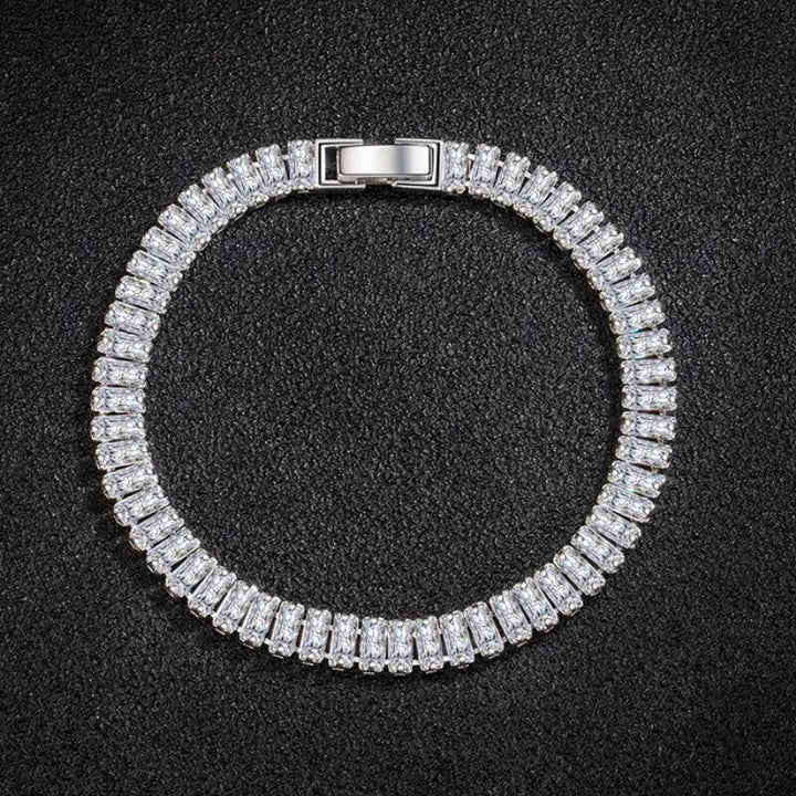 Luxuriöses Tennisarmband mit funkelnden Diamanten, Silber, elegantes Schmuckstück für Damen.