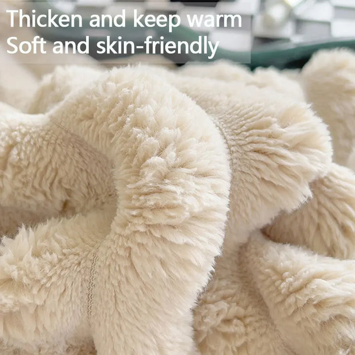 Weiche, beige Plüschdecke, warm und hautfreundlich, ideal für gemütliche Winterabende.