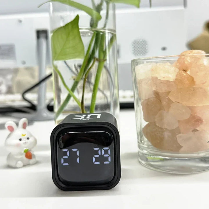 Digitaler Wecker in Schwarz, LED-Anzeige, moderne Tischuhr, minimalistisches Design.