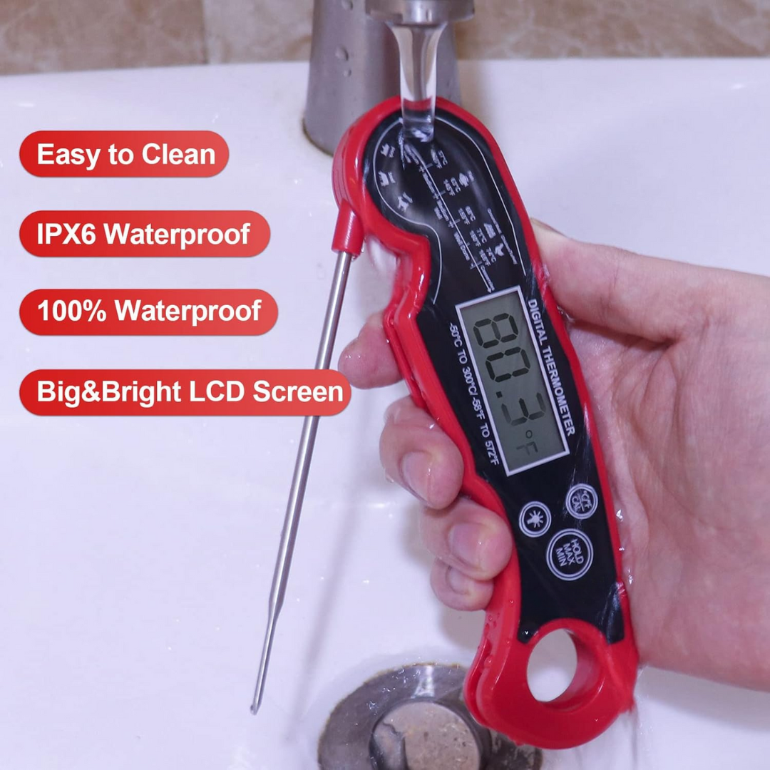 Rotes digitales Küchenthermometer, wasserdicht, mit großem LCD-Display, unter fließendem Wasser.