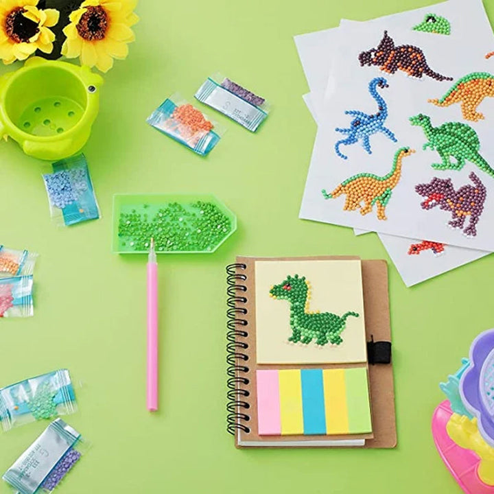 Dinosaurier-Bastelset mit Perlen, grünem Hintergrund, Notizbuch, Sticker, Kinderhandwerk.