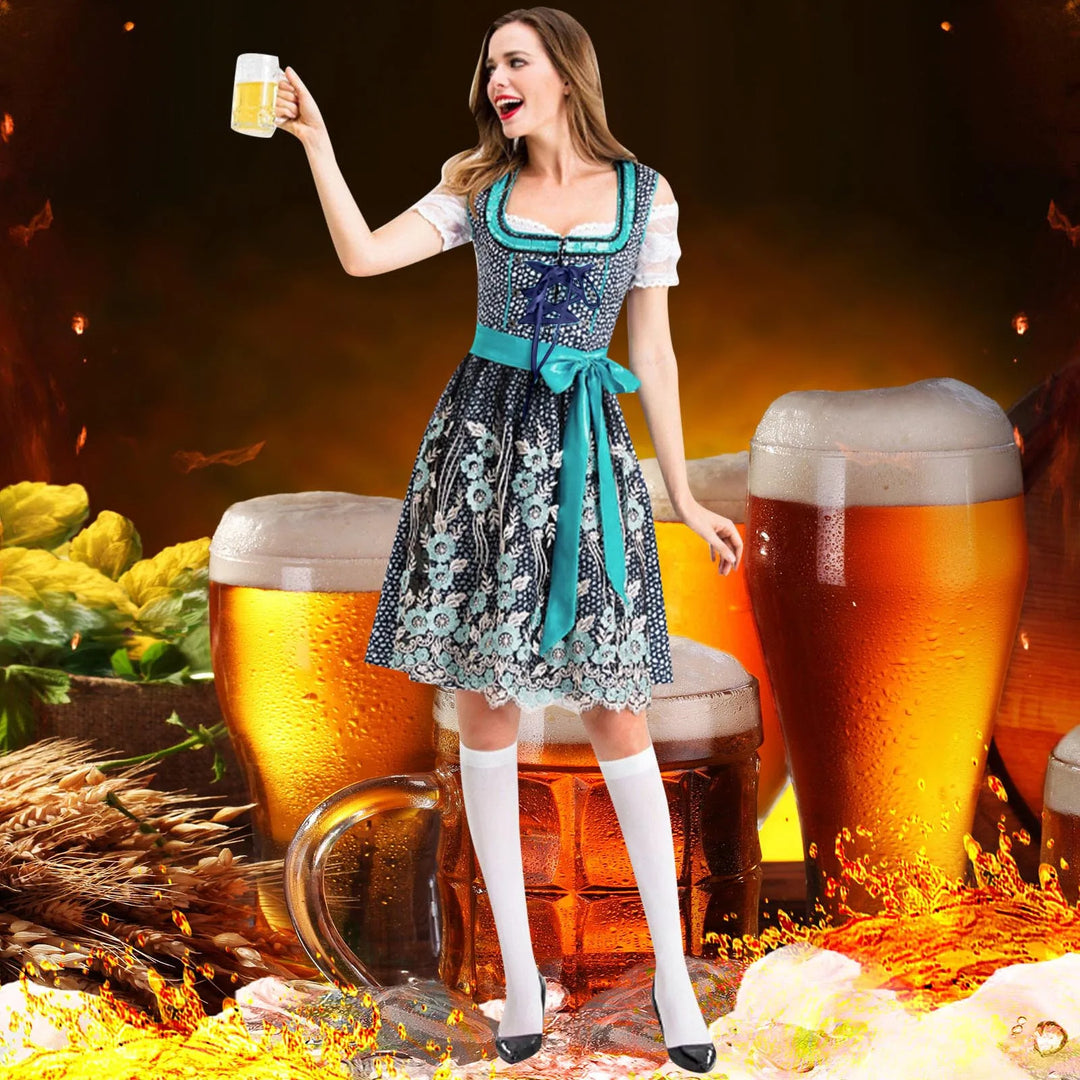 Frau im blauen Dirndl mit Bierkrug, umgeben von Biergläsern und Hopfen, Oktoberfest-Thema.