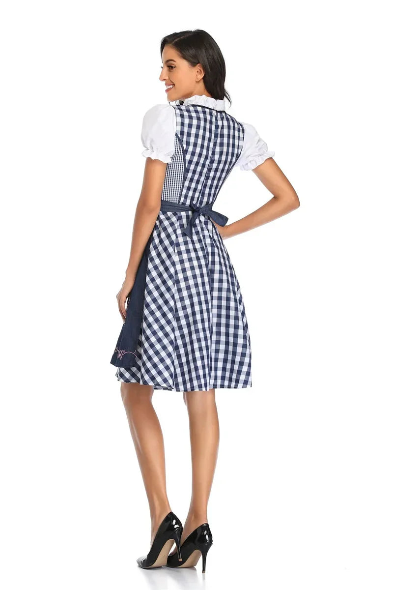 Frau in blau-weiß kariertem Dirndl mit Puffärmeln, Rückansicht, festliche Trachtenmode.