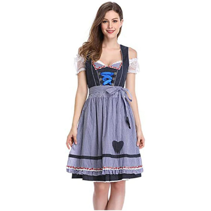 Frau in traditionellem blauem Dirndl mit Herzmotiv und weißer Bluse, Oktoberfest-Kleidung.