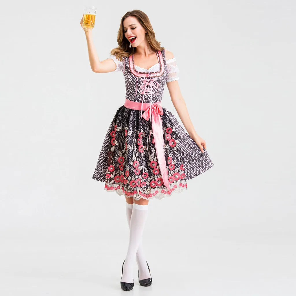 Frau im traditionellen Dirndl mit Blumenmuster, hält Bierkrug, Oktoberfest, bayerische Tracht.