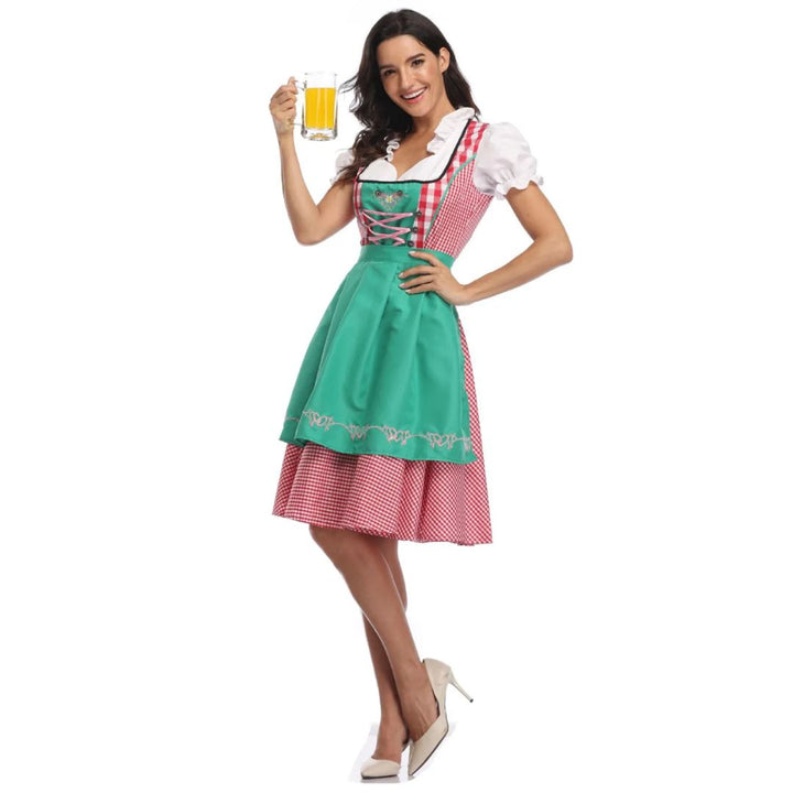 Frau im traditionellen Dirndl mit Bierkrug, grün-rot kariert, Oktoberfest-Kostüm, festlich.