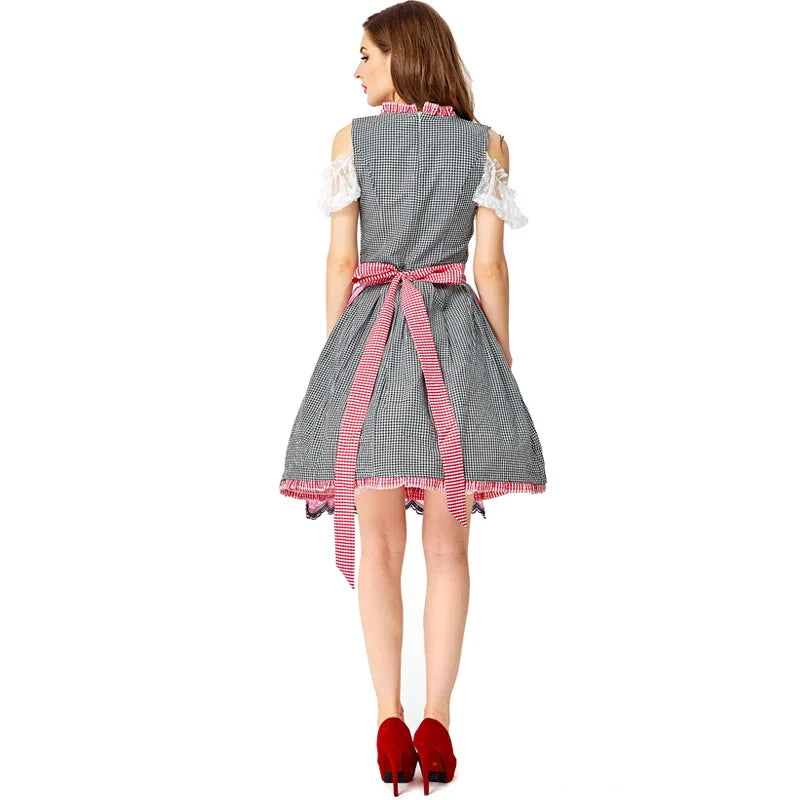 Frau im karierten Dirndl mit roter Schleife, Rückansicht, traditionelles bayerisches Kleid.