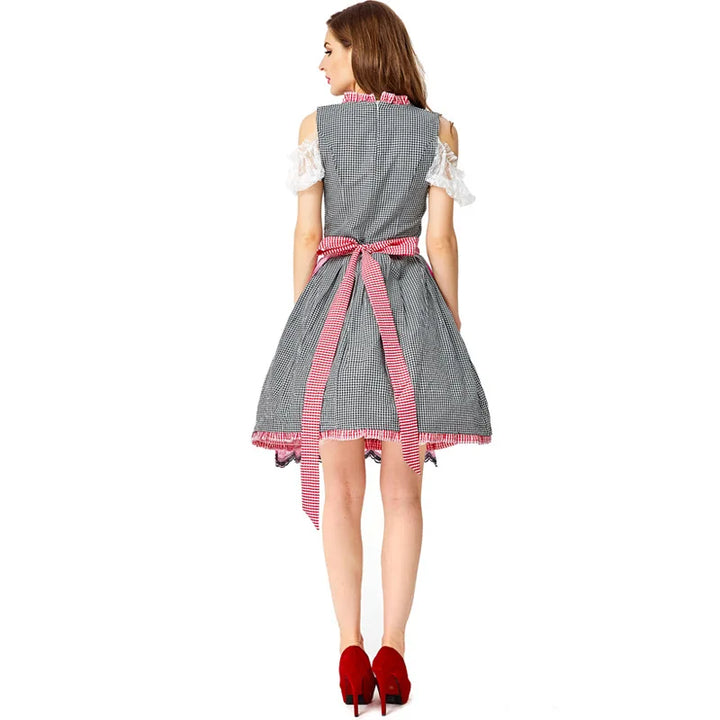 Frau im karierten Dirndl mit roter Schleife, Rückansicht, traditionelles bayerisches Kleid.