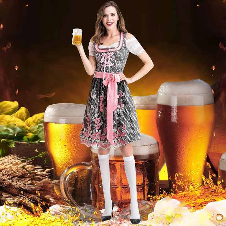 Frau im Dirndl mit Bierkrug, Oktoberfest, traditionelles bayerisches Kleid, festliche Stimmung.