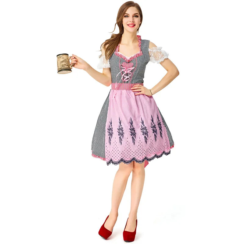 Frau im traditionellen Dirndl mit rosa Schürze und Bierkrug, Oktoberfest-Kleidung.