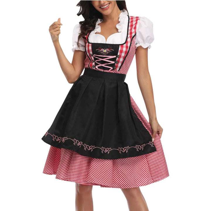 Frau im rot-weiß karierten Dirndl mit schwarzer Schürze, traditionelles bayerisches Kleid.