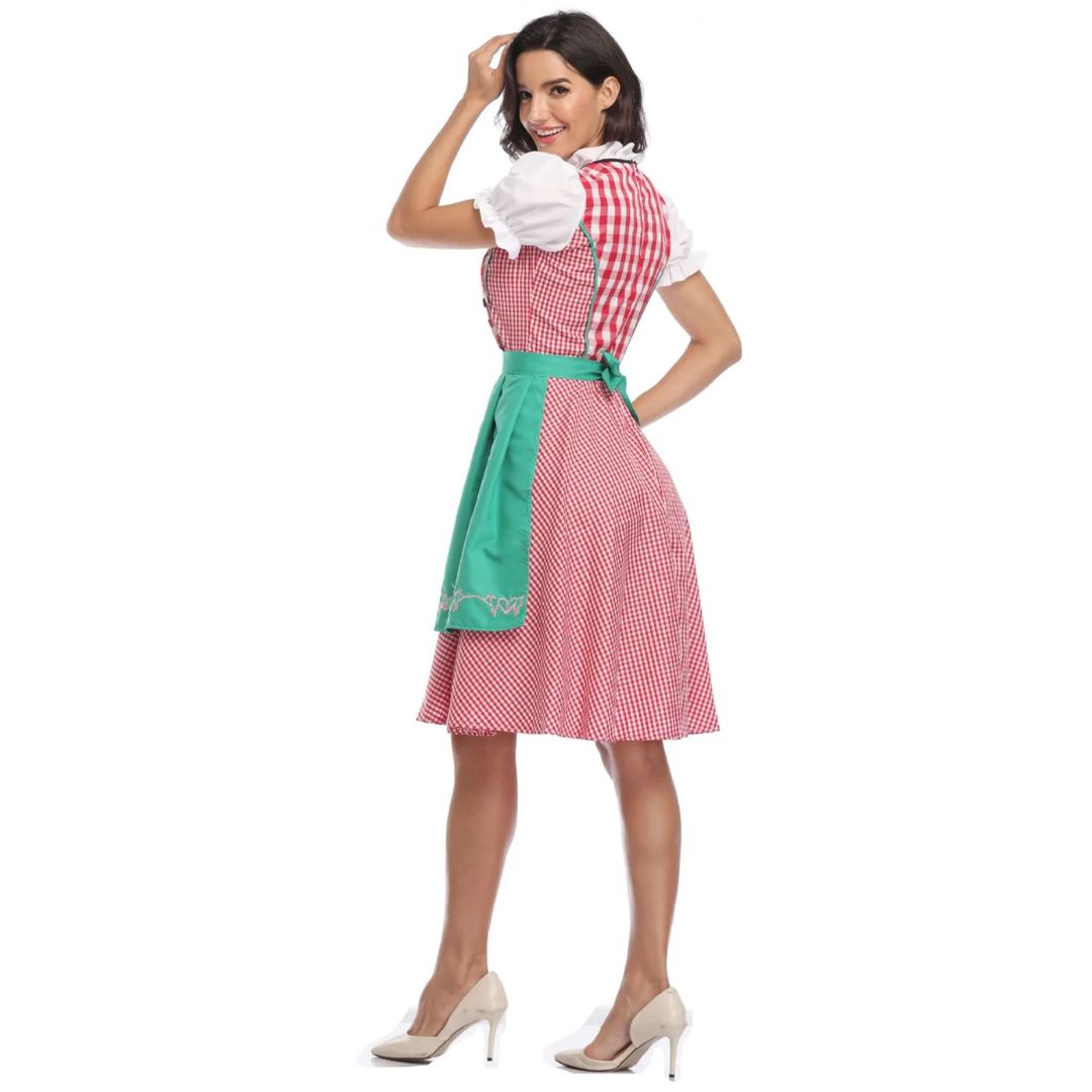 Frau im rot-weiß karierten Dirndl mit grüner Schürze, traditionelles bayerisches Kleid.