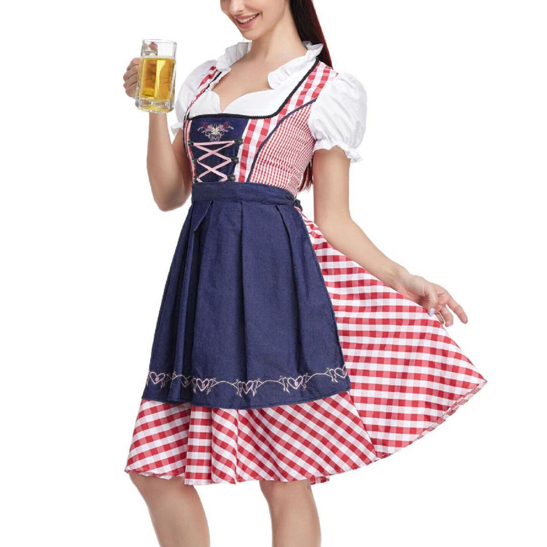 Frau im traditionellen bayerischen Dirndl mit Bierkrug, rot-weiß kariert, blauem Rock.