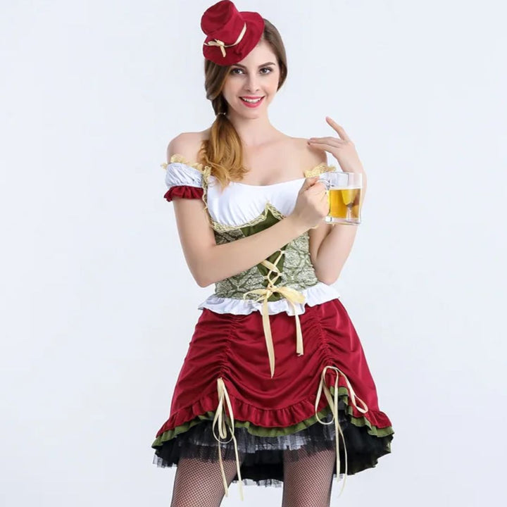 Frau im traditionellen bayerischen Dirndl mit Bierkrug, rot-grün, Oktoberfest-Kostüm.