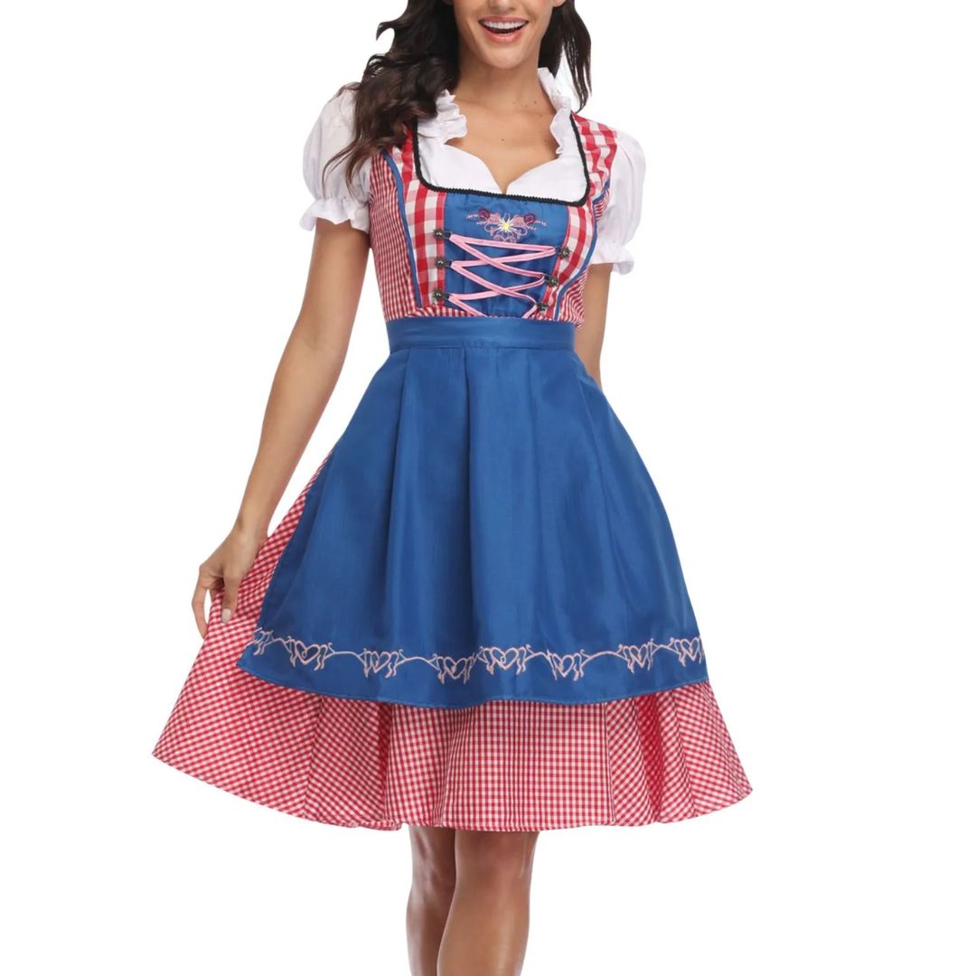 Frau im traditionellen bayerischen Dirndl, blau-rot kariert, Oktoberfest-Kleidung.