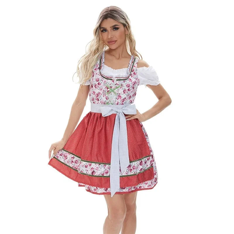 Frau im roten Dirndl mit Blumenmuster, weißer Bluse und Schürze, traditionelles bayerisches Kleid.