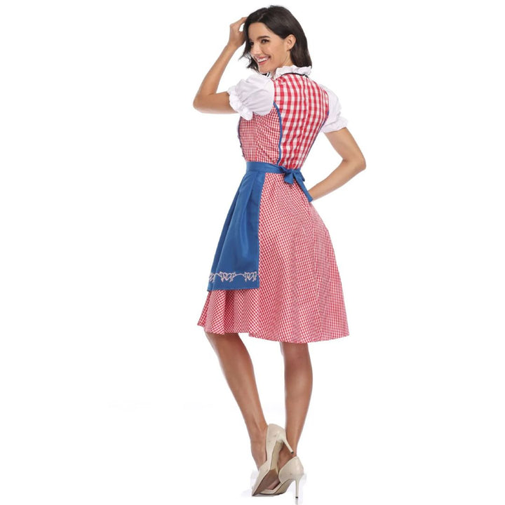 Frau im rot-weiß karierten Dirndl mit blauer Schürze, traditionelles bayerisches Kleid.