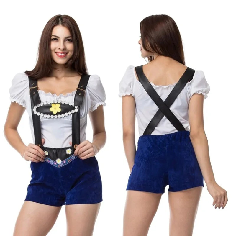 Frau in traditioneller bayerischer Tracht mit blauer Lederhose und weißer Bluse, Oktoberfest-Outfit.