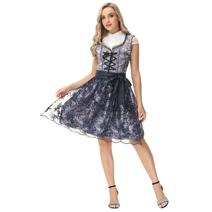 Blaues Damen-Dirndl mit Spitzenmuster, weißer Bluse und schwarzem Band, elegant und traditionell.