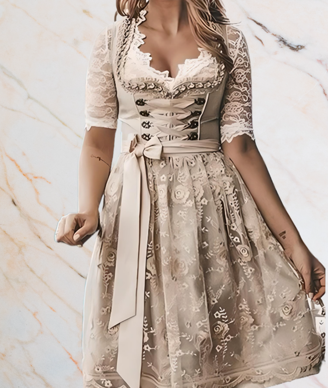 Frau in beige Dirndl mit Spitzenbluse, traditionelles bayerisches Kleid, Oktoberfest Mode.