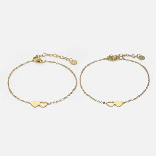 Zwei goldene Herzarmbänder mit Kettenverschluss, elegantes Schmuckdesign für Damen.