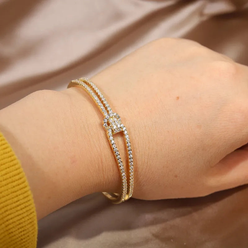 Goldenes Armband mit Diamanten, elegantes Schmuckstück, Damenmode, luxuriöses Accessoire.