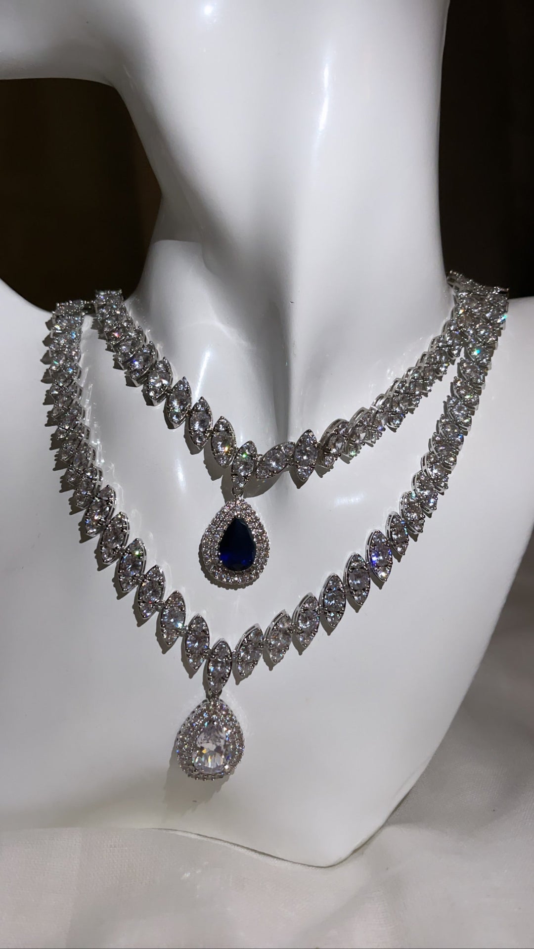 Luxuriöse Diamant-Halskette mit blauem Saphir-Anhänger, funkelndes Schmuckstück, elegantes Design.