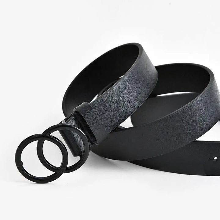 Schwarzer Ledergürtel mit doppeltem Ringverschluss, modisches Accessoire für Damen und Herren.
