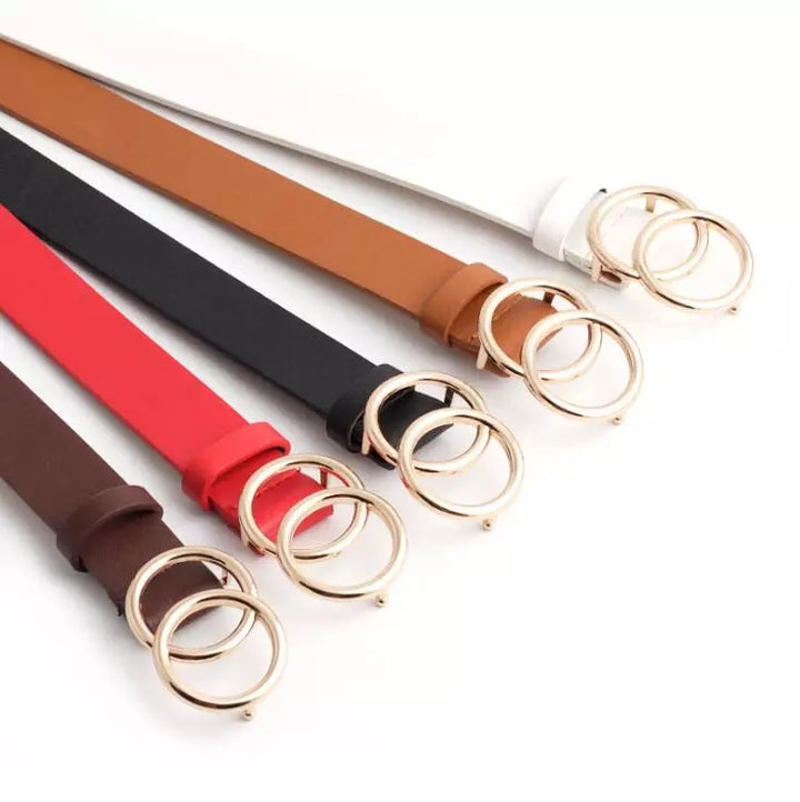 Fünf Designer-Gürtel mit doppeltem Ringverschluss in Weiß, Braun, Rot und Schwarz.