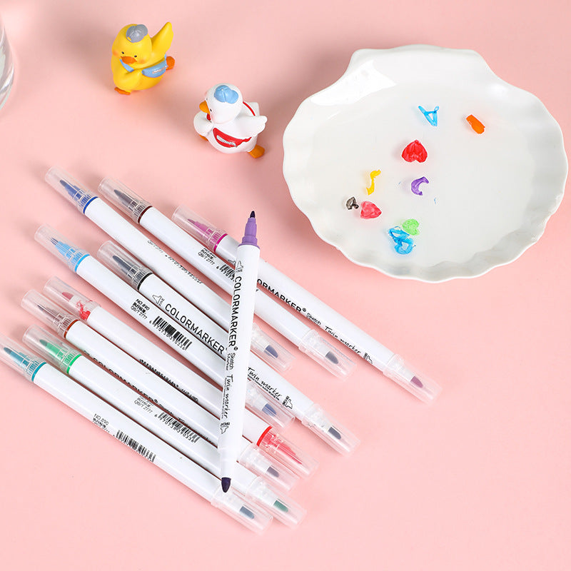 Doppelseitige bunte Marker auf rosa Hintergrund, ideal für Kunst und Handwerk.