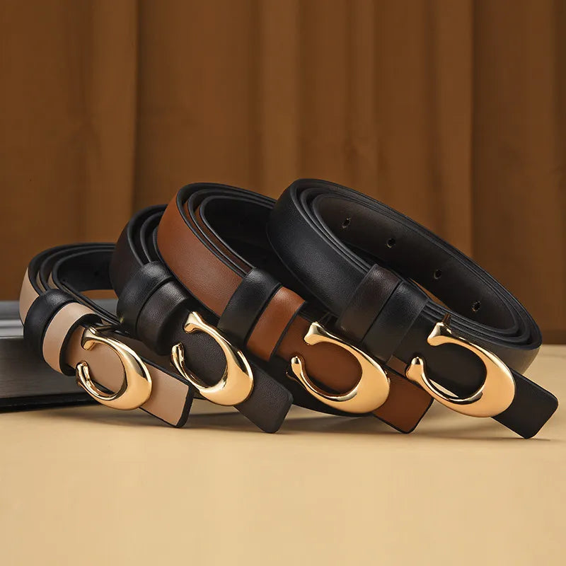 Dünner Ledergürtel mit C-Schnalle, doppelseitig, in Schwarz und Braun, modisches Accessoire.