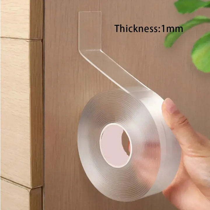 Transparente doppelseitige Klebebandrolle, 1mm dick, für vielseitige Befestigungen.