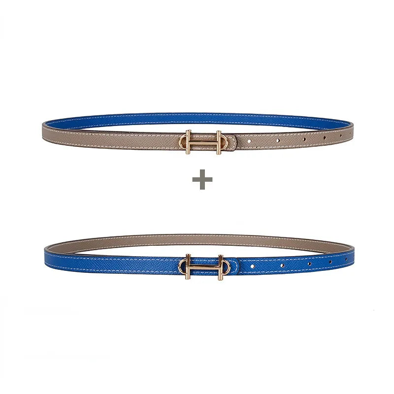 Zwei Ledergürtel, hellgrau und blau, mit goldener Schnalle, modisches Accessoire.