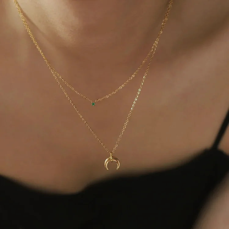 Goldene Halskette mit Halbmond-Anhänger, filigran, Damen-Schmuck, modisch, elegant.
