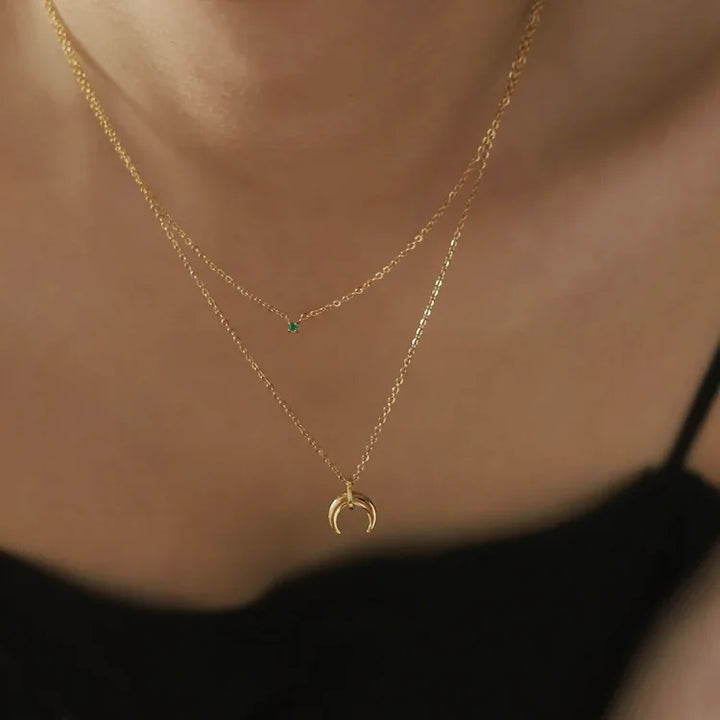 Goldene Halskette mit Halbmond-Anhänger, filigran, Damen-Schmuck, modisch, elegant.