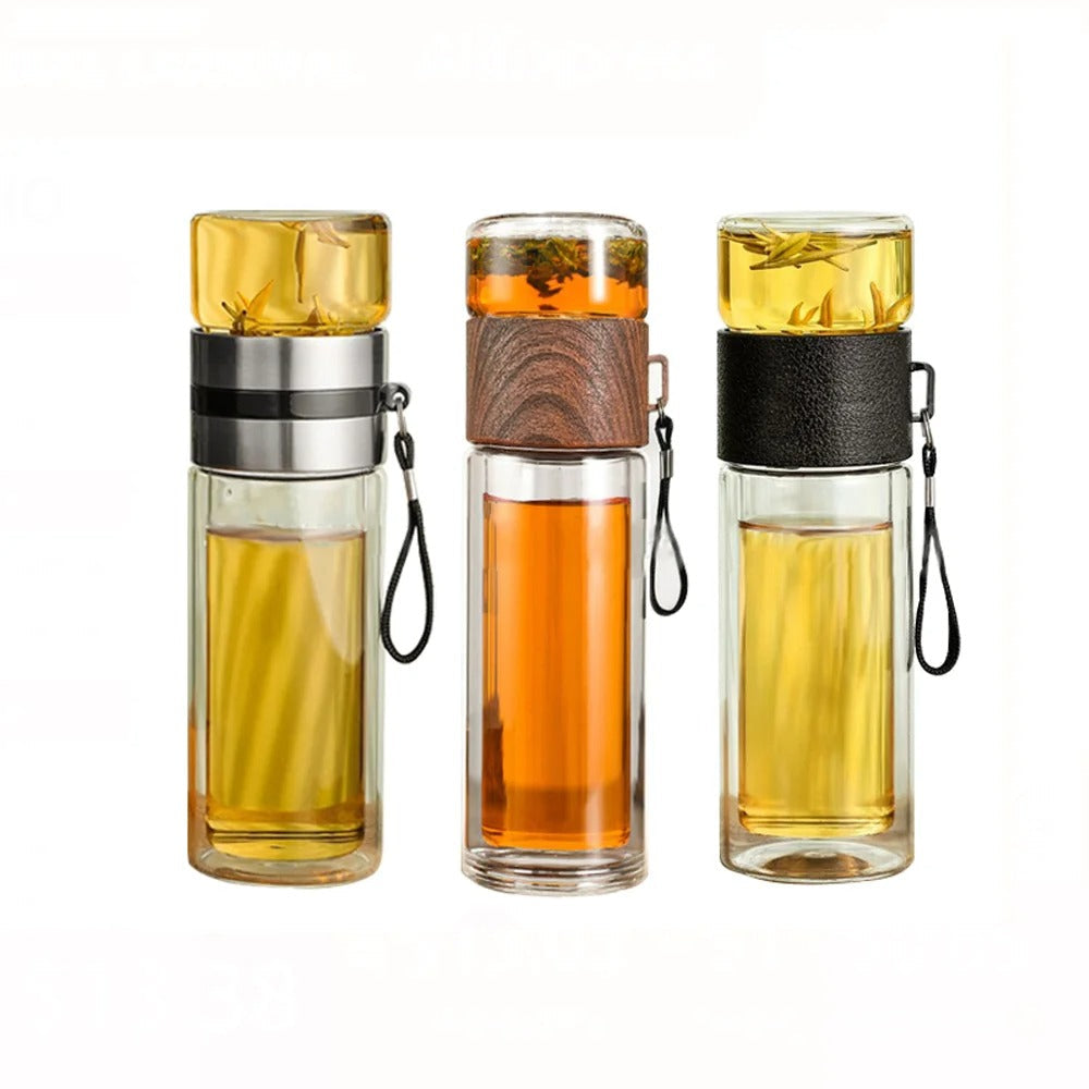 Drei Glas-Teeflaschen mit Holz- und Lederdetails, ideal für unterwegs, transparent.