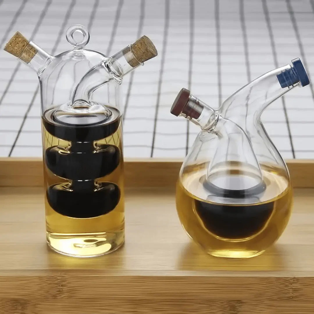 Glasflaschen mit Korken, Öl und Essig, modernes Design, Küche, transparent, Holzuntergrund.