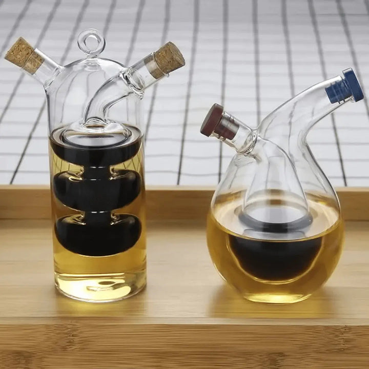 Glasflaschen mit Korken, Öl und Essig, modernes Design, Küche, transparent, Holzuntergrund.