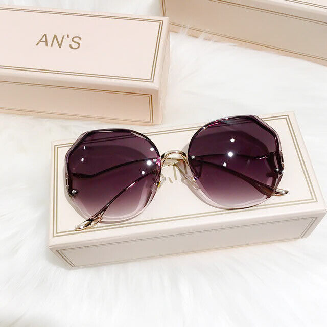 Lila Sonnenbrille mit goldenen Bügeln auf AN'S Box, modisches Accessoire, Damenmode.