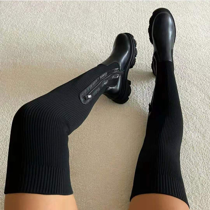 Schwarze kniehohe Stiefel mit Reißverschluss, gerippter Stoff, modisch, Damenmode.