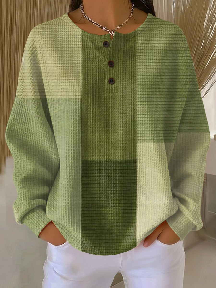 Vaflový svetr s knoflíkovou légou v odstínech zelené s barevnými bloky, pohled zepředu na modelce. 4